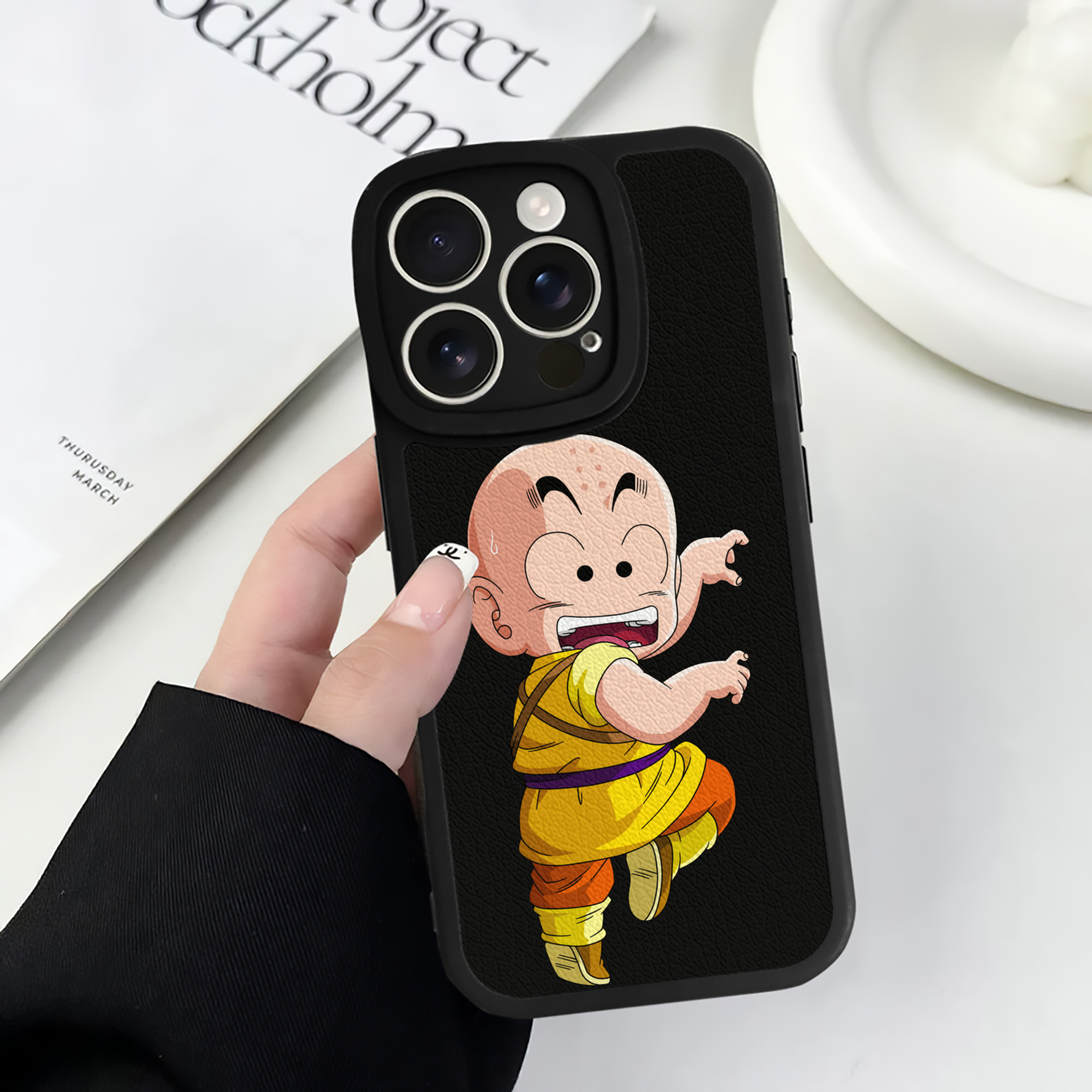 （画像用） ドラゴンボール クリリン DRAGON BALL krillin 【iPhone 16シリーズ対応】シリコンスマホケース（レザー調） 材質：シリコン
